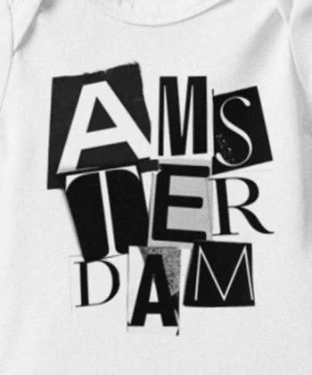 Witte romper met Amsterdam print in punk stijl. Uitgeknipte collage stijl letters