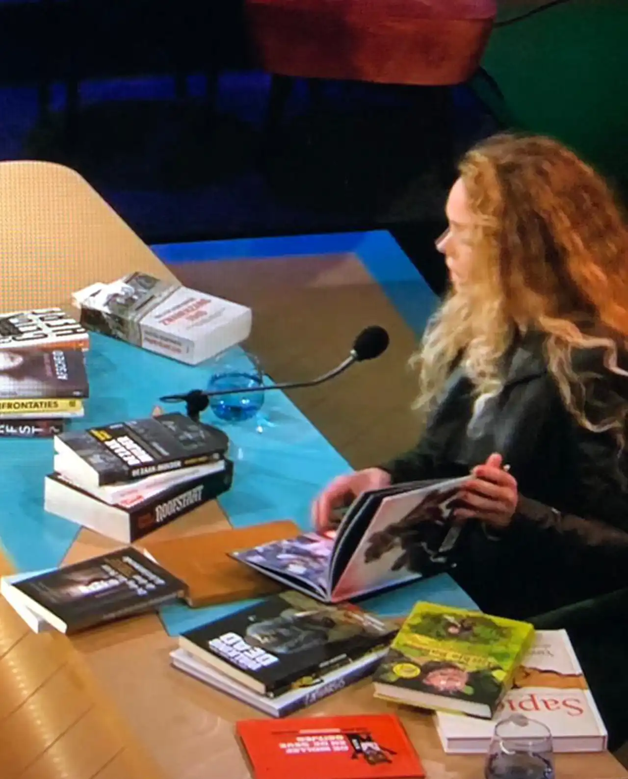 Roxane van Iperen met favoriet boekkie