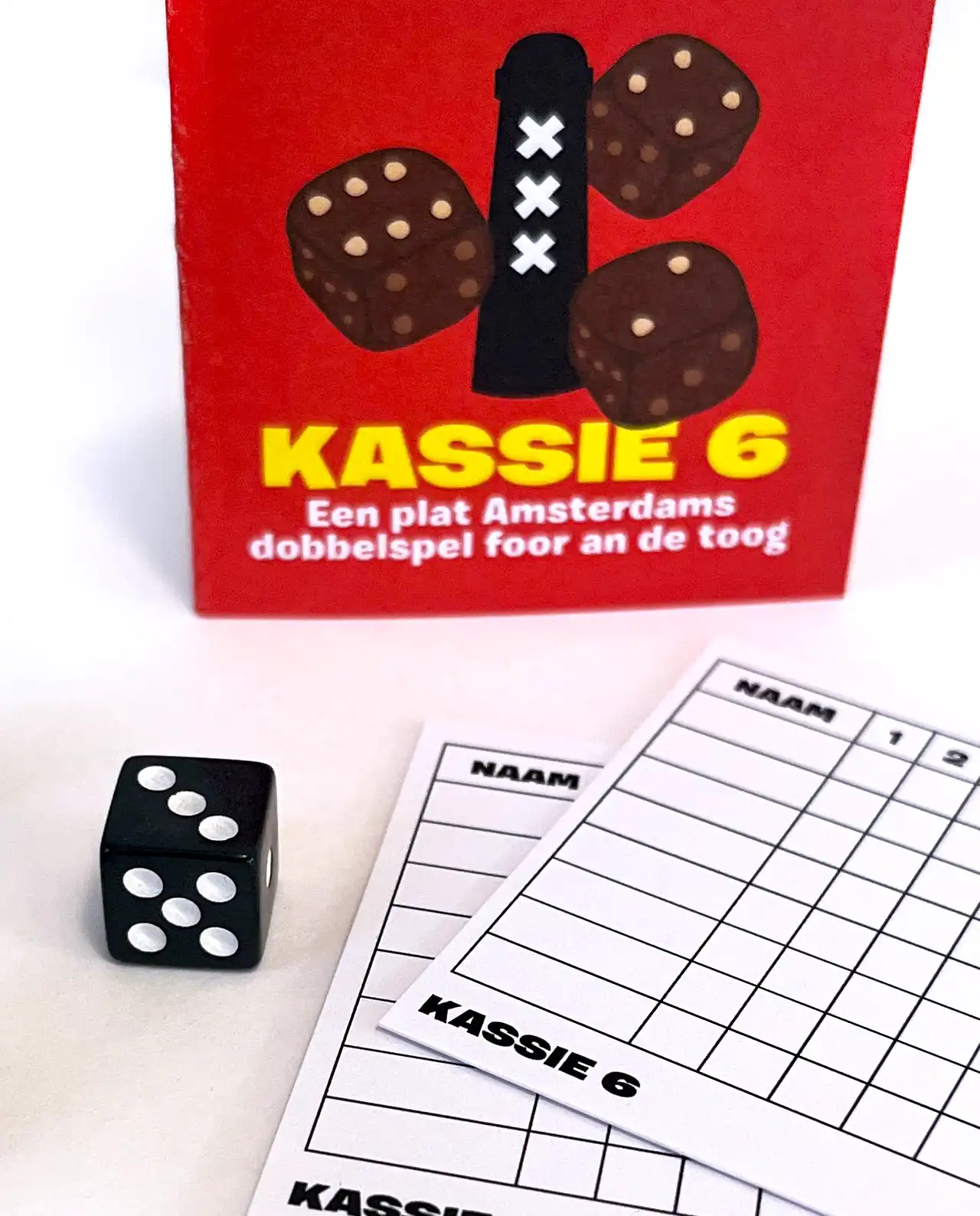Kassie zes een Amsterdams dobbelspelletje met drie dobbelstenen.