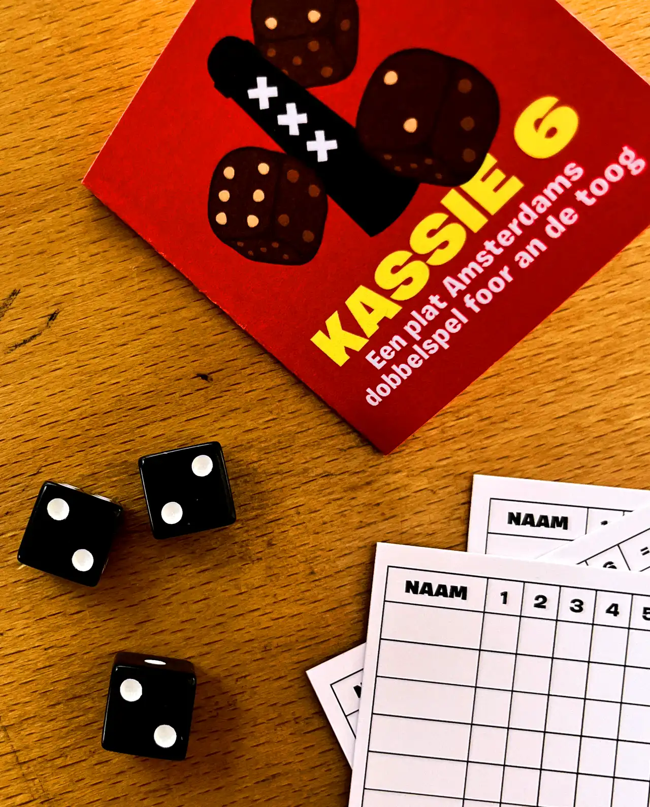 Kassie zes een Amsterdams dobbelspelletje met drie dobbelstenen.